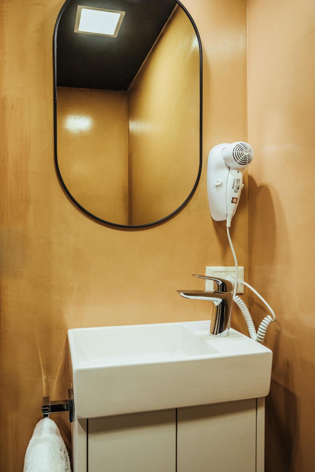 Underground Capsule Albergue