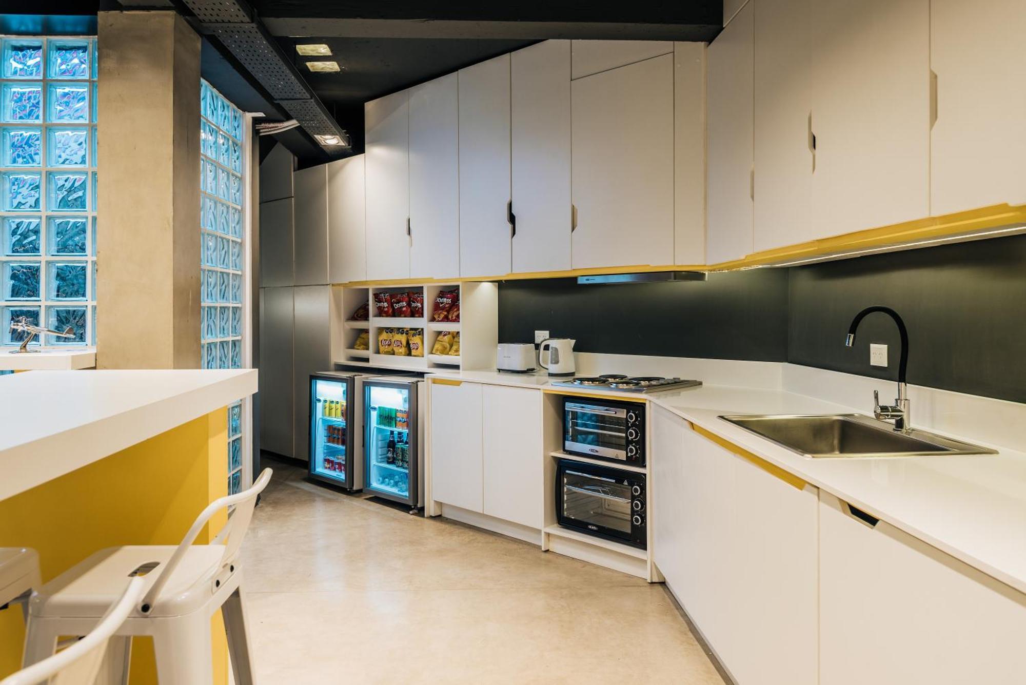 Underground Capsule Albergue *